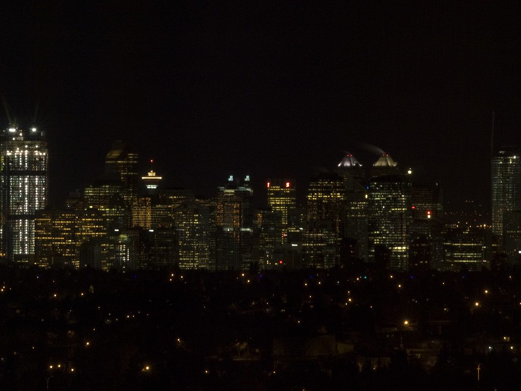 Panorama notturno di una città illuminata e connessa