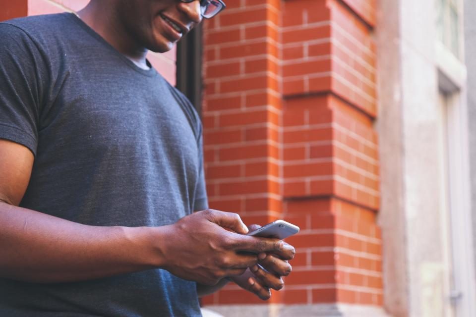 Uomo che utilizza lo smartphone collegato alla rete mobile