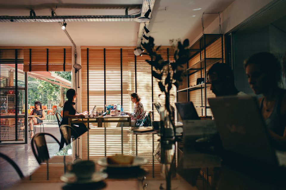 Ufficio moderno con postazioni di lavoro collegate in rete